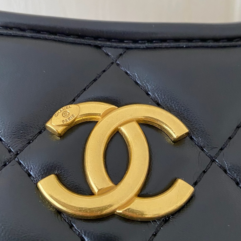 New in Box Chanel Makeup GWP Black Quilted Faux Leather 24A Hobo Shoulder Bag - Picture 4 of 13